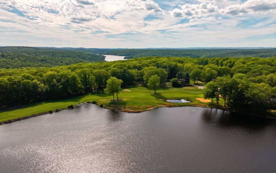 Hole 18 finishing green on Lake Tanglwood at Paupack Hills